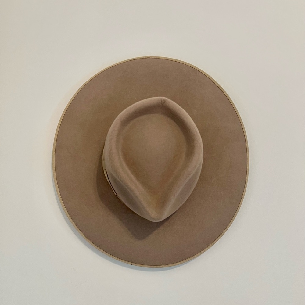 Size M Lack of Color hat. Only worn a few times. I thiink it’s the rancher hat.